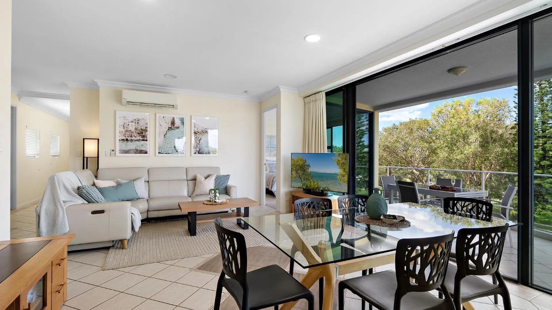 Sea Breeze At Mudjimba Beachside, Tennis Pool Australien