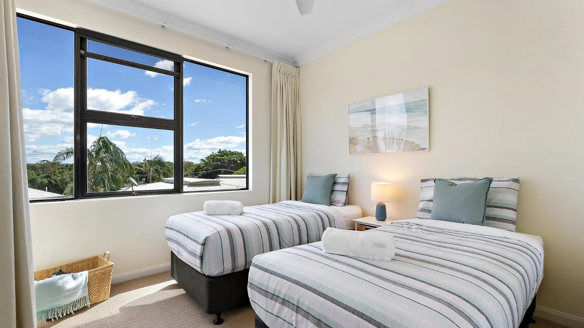 Sea Breeze At Mudjimba Beachside, Tennis Pool Apartment